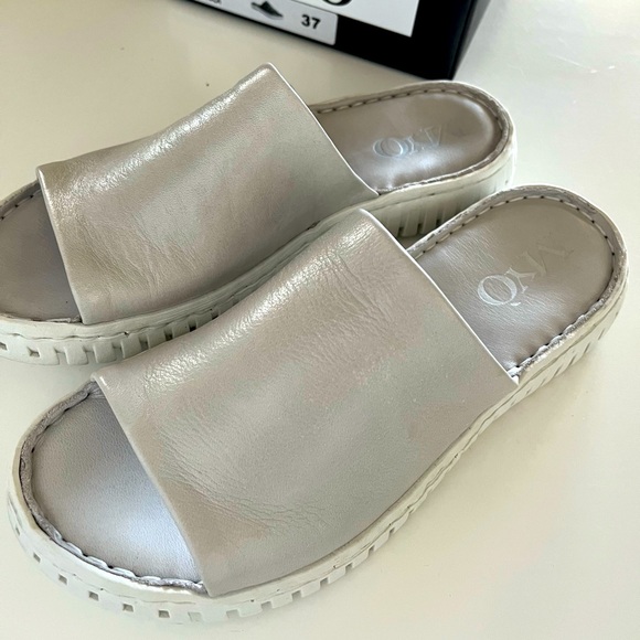 Brand new flat leather sandals , never worn. Myò size 37. White-icey white - Picture 2 of 3